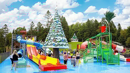 Un laissez-passer pour une journée mémorable au Village du Père Noël – Glissades d’eau, hébertisme, animaux de la ferme, spectacle de magie et bien plus ! 